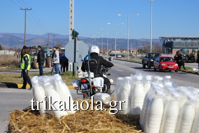 ΤΡΙΚΑΛΑ: Αγρότες και κτηνοτρόφοι μοίρασαν 5.000 μπουκάλια φρέσκο γάλα στο μπλόκο - Εφεραν και τον μικρό Αλέξη... [photos+video] - Φωτογραφία 3