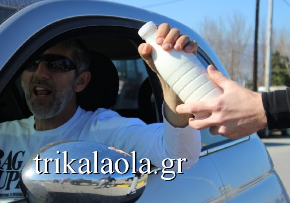 ΤΡΙΚΑΛΑ: Αγρότες και κτηνοτρόφοι μοίρασαν 5.000 μπουκάλια φρέσκο γάλα στο μπλόκο - Εφεραν και τον μικρό Αλέξη... [photos+video] - Φωτογραφία 6