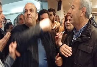 Ένταση με αγρότες στην εκδήλωση του ΣΥΡΙΖΑ για το ασφαλισιτκό [photo+video] - Φωτογραφία 1