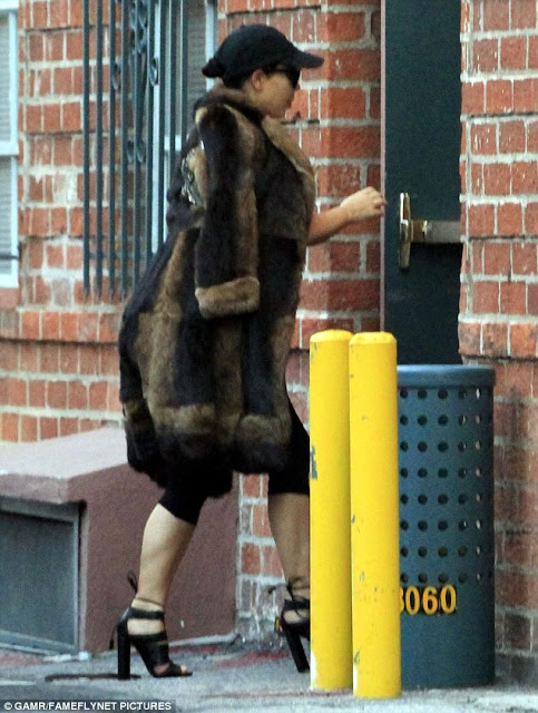 Η ατημέλητη εμφάνιση της Kim Kardashian: Βγήκε έξω χωρίς μακιγιάζ, αχτένιστη και φορώντας ένα καπέλο... [photos] - Φωτογραφία 3