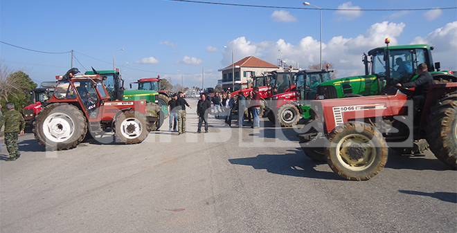 ΗΛΕΙΑ: Αμετακίνητοι στον αγώνα οι αγρότες: Ενισχύονται τα μπλόκα - Φωτογραφία 3