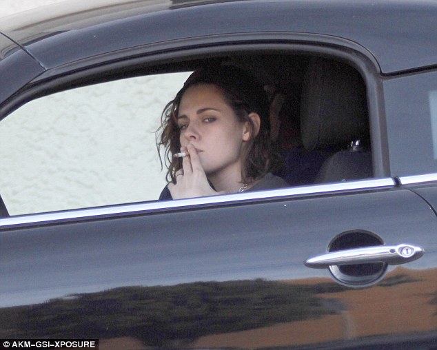 Δείτε την Kristen Steward ατημέλητη με το τσιγάρο στο χέρι... [photos] - Φωτογραφία 2