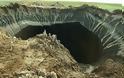 ΤΡΟΜΕΡΟ: Ανοίγει η γη και δημιουργούνται τεράστιες τρύπες... [video]