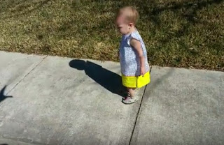 Παιχνιδιάρης μπαμπας χρησιμοποιεί τη σκιά του για να τρομάξει την κόρη του... [video] - Φωτογραφία 1