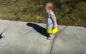 Παιχνιδιάρης μπαμπας χρησιμοποιεί τη σκιά του για να τρομάξει την κόρη του... [video]
