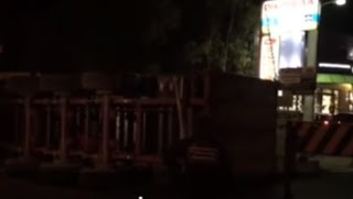 ΠΡΙΝ ΛΙΓΟ: Ντελαπάρισε νταλίκα στην Λ. Καραμανλή στις Αχαρνές [photos+video] - Φωτογραφία 1
