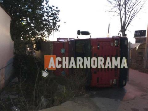 ΠΡΙΝ ΛΙΓΟ: Ντελαπάρισε νταλίκα στην Λ. Καραμανλή στις Αχαρνές [photos+video] - Φωτογραφία 2