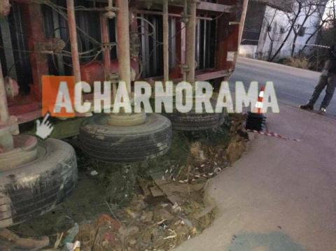ΠΡΙΝ ΛΙΓΟ: Ντελαπάρισε νταλίκα στην Λ. Καραμανλή στις Αχαρνές [photos+video] - Φωτογραφία 4