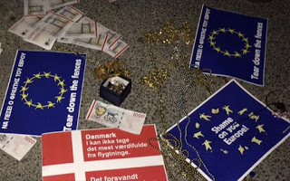 Διαμαρτυρία και ψεύτικα κοσμήματα έξω από την πρεσβεία της Δανίας - Φωτογραφία 1