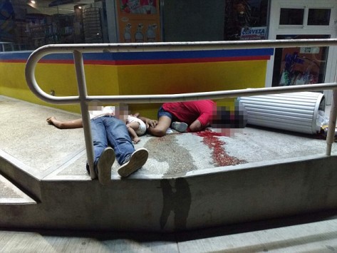 Σοκαριστικό: Τους σκότωσαν στη μέση του δρόμου! Η εικόνα των σκοτωμένων γονιών μαζί με το 7μηνων μωρό τους που κάνει το γύρο του διαδικτύου... [photo] - Φωτογραφία 2