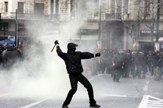 ΤΩΡΑ: Επεισόδια με ομάδα αντιεξουσιαστών στο κέντρο της Αθήνας... - Φωτογραφία 1