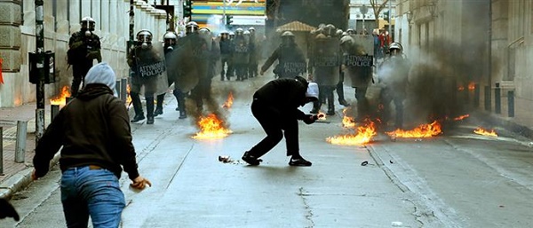 ΜΟΛΟΤΟΦ ΚΑΙ ΦΩΤΙΕΣ ΣΤΟ ΚΕΝΤΡΟ ΤΗΣ ΑΘΗΝΑΣ VD - Φωτογραφία 2