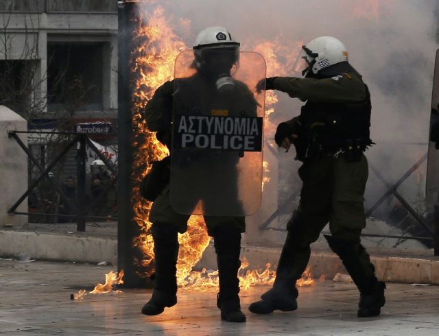 Επεισόδια στο κέντρο της Αθήνας στο περιθώριο του μεγάλου συλλαλητηρίου - Φωτογραφία 5