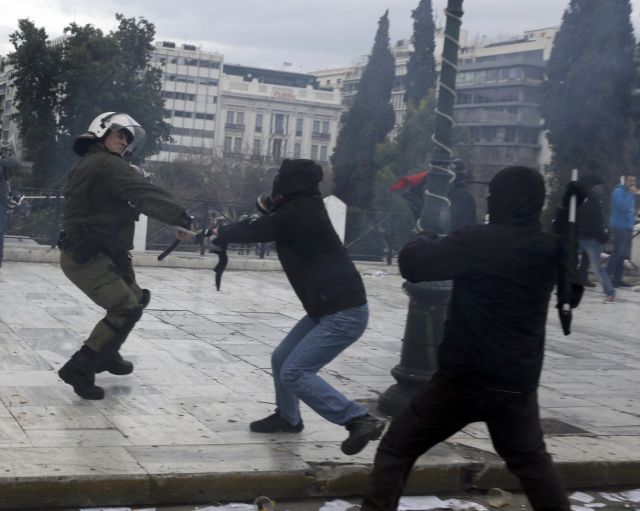 Επεισόδια στο κέντρο της Αθήνας στο περιθώριο του μεγάλου συλλαλητηρίου - Φωτογραφία 7