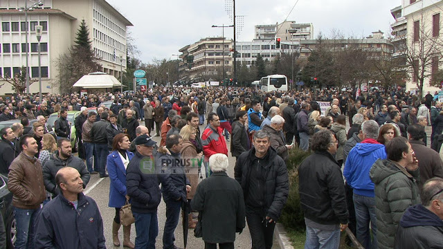 Νέκρωσαν  και τα Ιωάννινα ..Κόρνες ,σειρήνες και χιλιάδες διαδηλωτές στους δρόμους [photos+video] - Φωτογραφία 2