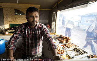 Mohammed Safi: Ο Αφγανός πρόσφυγας που έγινε σεφ με εστιατόριο στον καταυλισμό του Καλαί - Φωτογραφία 1