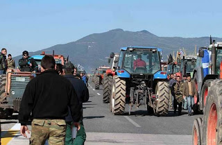 Δυτική Ελλάδα: Δεν το βάζουν κάτω οι αγρότες - Αποκλείουν τα διόδια του Ρίου και τη Βιομηχανική περιοχή - Φωτογραφία 1
