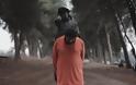 Βίντεο-σοκ: Ένα παιδί-Τζιχαντιστής αποκεφαλίζει όμηρο και απειλεί την Αμερική! [video]