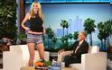 Σήκωσε το φόρεμα η Heidi Klum και έδειξε on air τι φοράει από κάτω... [photo] - Φωτογραφία 2