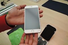 Η Apple τοποθετεί μεμβράνες προστασίας στις οθόνες