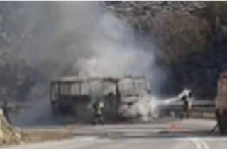 Στις φλόγες τυλίχθηκε λεωφορείο στην Εθνική Κοζάνης - Λάρισας [photos] - Φωτογραφία 1