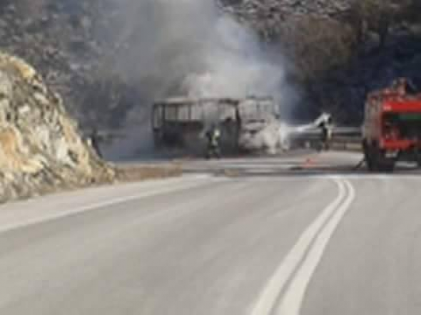 Στις φλόγες τυλίχθηκε λεωφορείο στην Εθνική Κοζάνης - Λάρισας [photos] - Φωτογραφία 2