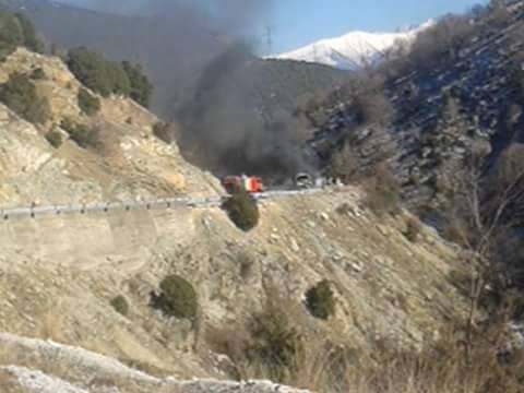 Στις φλόγες τυλίχθηκε λεωφορείο στην Εθνική Κοζάνης - Λάρισας [photos] - Φωτογραφία 3