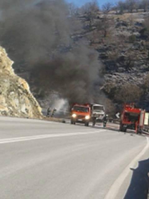 Στις φλόγες τυλίχθηκε λεωφορείο στην Εθνική Κοζάνης - Λάρισας [photos] - Φωτογραφία 4