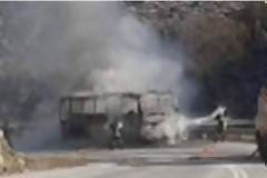 Στις φλόγες τυλίχθηκε λεωφορείο στην Εθνική Κοζάνης - Λάρισας [photos]