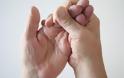 Μούδιασμα στα δάχτυλα: Ποιες σοβαρές παθήσεις μπορεί να κρύβει