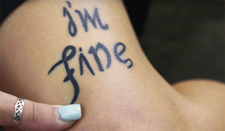 Το Τατουάζ της γράφει «Είμαι Καλά» - Όταν όμως μας Αποκάλυψε το Κρυφό Μήνυμά της… Παγώσαμε! [video] - Φωτογραφία 1