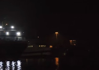 Όταν φτάνουν τα πλοία στο λιμάνι του Πειραιά! [video] - Φωτογραφία 1