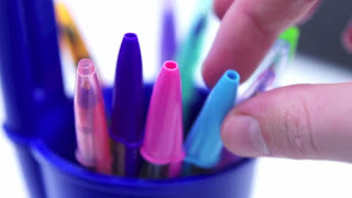 Ο απίθανος λόγος που τα γνωστά μπλε καπάκια των στυλό έχουν τρύπα! - Φωτογραφία 1