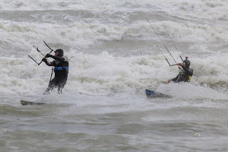 «Δαμάζοντας» τα αγριεμένα κύματα του Κρητικού πελάγους – Ατρόμητοι σέρφερ στη θάλασσα - Φωτογραφία 1