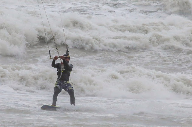 «Δαμάζοντας» τα αγριεμένα κύματα του Κρητικού πελάγους – Ατρόμητοι σέρφερ στη θάλασσα - Φωτογραφία 2