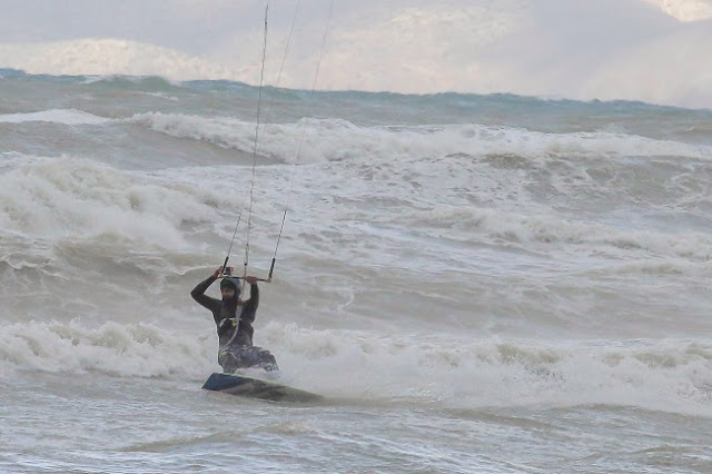 «Δαμάζοντας» τα αγριεμένα κύματα του Κρητικού πελάγους – Ατρόμητοι σέρφερ στη θάλασσα - Φωτογραφία 3