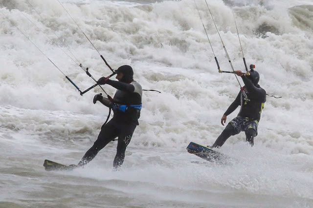 «Δαμάζοντας» τα αγριεμένα κύματα του Κρητικού πελάγους – Ατρόμητοι σέρφερ στη θάλασσα - Φωτογραφία 4