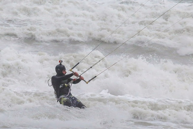 «Δαμάζοντας» τα αγριεμένα κύματα του Κρητικού πελάγους – Ατρόμητοι σέρφερ στη θάλασσα - Φωτογραφία 5