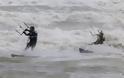 «Δαμάζοντας» τα αγριεμένα κύματα του Κρητικού πελάγους – Ατρόμητοι σέρφερ στη θάλασσα - Φωτογραφία 1
