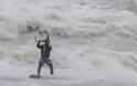«Δαμάζοντας» τα αγριεμένα κύματα του Κρητικού πελάγους – Ατρόμητοι σέρφερ στη θάλασσα - Φωτογραφία 2