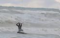 «Δαμάζοντας» τα αγριεμένα κύματα του Κρητικού πελάγους – Ατρόμητοι σέρφερ στη θάλασσα - Φωτογραφία 3