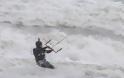 «Δαμάζοντας» τα αγριεμένα κύματα του Κρητικού πελάγους – Ατρόμητοι σέρφερ στη θάλασσα - Φωτογραφία 5
