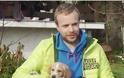 Λέσβος: Ο Βάσκος ναυαγοσώστης υιοθέτησε τον σκύλο που βρήκε μέσα στην βάρκα των προσφύγων [video]
