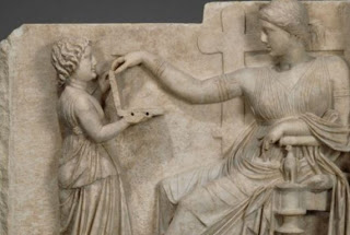 Όργιο θεωριών γύρω από αρχαιοελληνικό γλυπτό στο οποίο εμφανίζεται «laptop» - Φωτογραφία 1