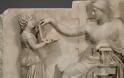 Όργιο θεωριών γύρω από αρχαιοελληνικό γλυπτό στο οποίο εμφανίζεται «laptop»