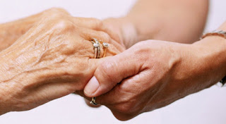 ΣΟΚ στην Εύβοια: Το Βοήθεια στο Σπίτι βρήκε τη γιαγιά δεμένη χειροπόδαρα με το καλώδιο! - Φωτογραφία 1