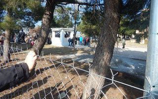 Γκρέμισαν τον φράχτη εξαγριωμένοι πολίτες στο στρατόπεδο για τους πρόσφυγες στο δήμο Δέλτα [video-photos] - Φωτογραφία 1
