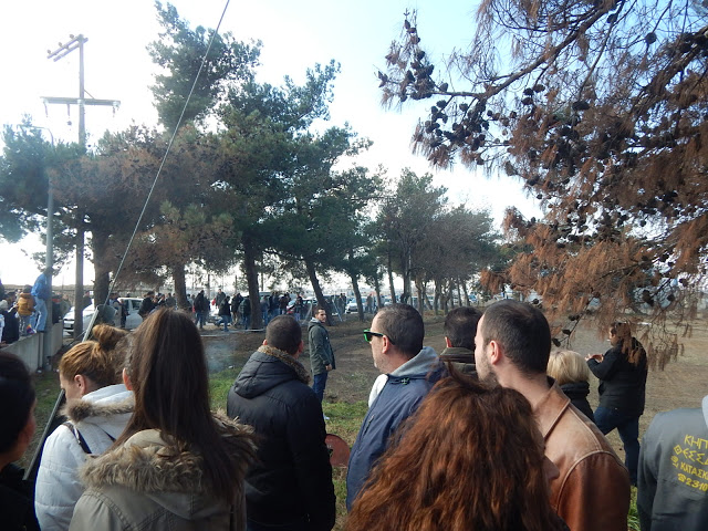 Γκρέμισαν τον φράχτη εξαγριωμένοι πολίτες στο στρατόπεδο για τους πρόσφυγες στο δήμο Δέλτα [video-photos] - Φωτογραφία 3