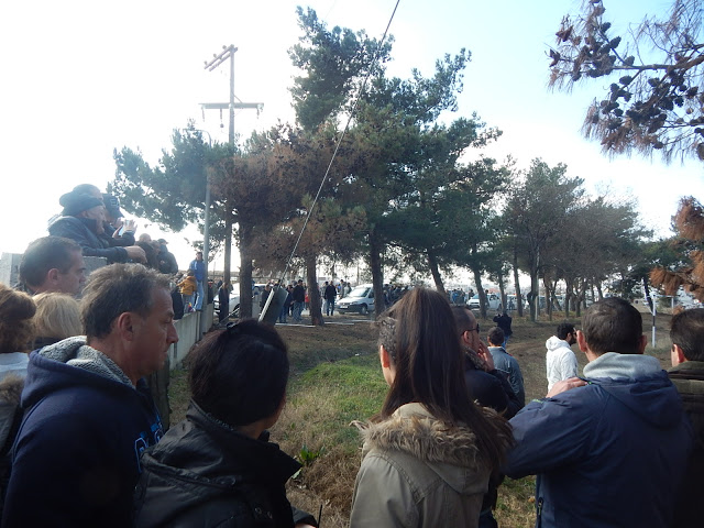 Γκρέμισαν τον φράχτη εξαγριωμένοι πολίτες στο στρατόπεδο για τους πρόσφυγες στο δήμο Δέλτα [video-photos] - Φωτογραφία 5