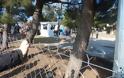 Γκρέμισαν τον φράχτη εξαγριωμένοι πολίτες στο στρατόπεδο για τους πρόσφυγες στο δήμο Δέλτα [video-photos] - Φωτογραφία 1